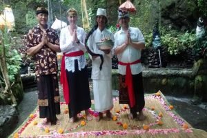 L'anniversaire de mariage à Bali de Caroline et Dario, cérémonie balinaise de bénédiction