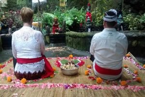 L'anniversaire de mariage à Bali de Caroline et Dario, cérémonie balinaise