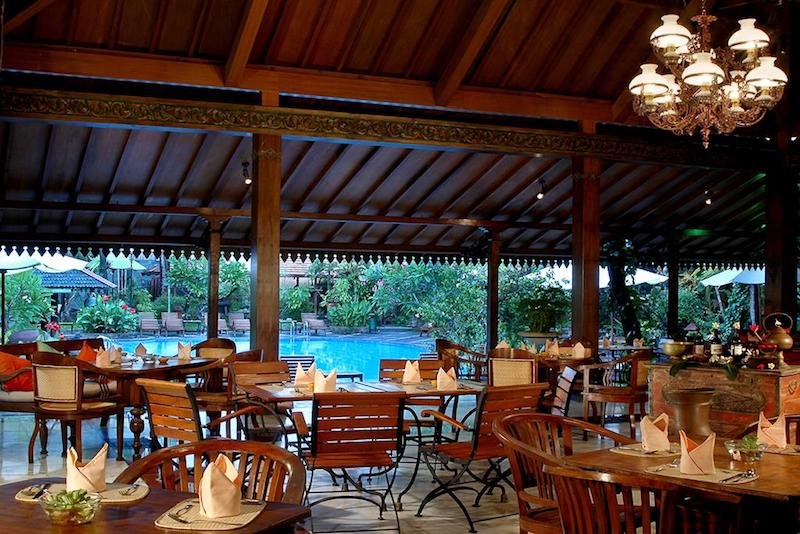Hotel java, classe supérieure Yogyakarta, restaurant avec vue piscine